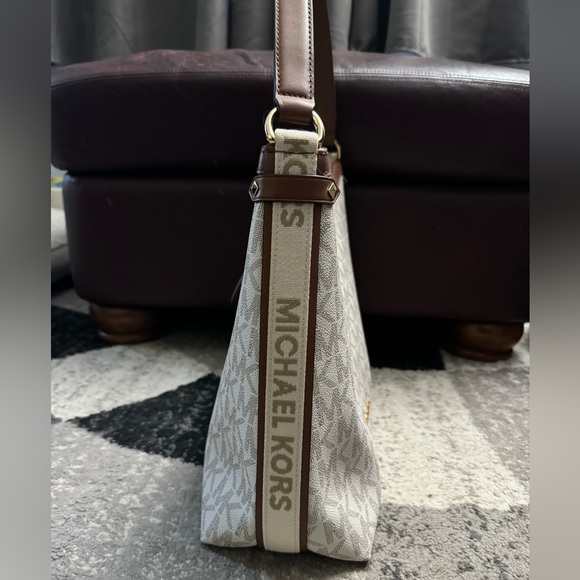 Michael Kors purse - Picture 3 of 7